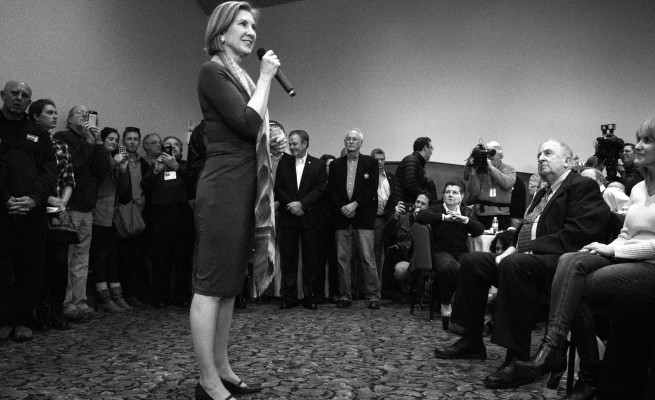 Carly Fiorina speaks to her guests at her pre-Super Bowl party. Photo by Anna Sortino.